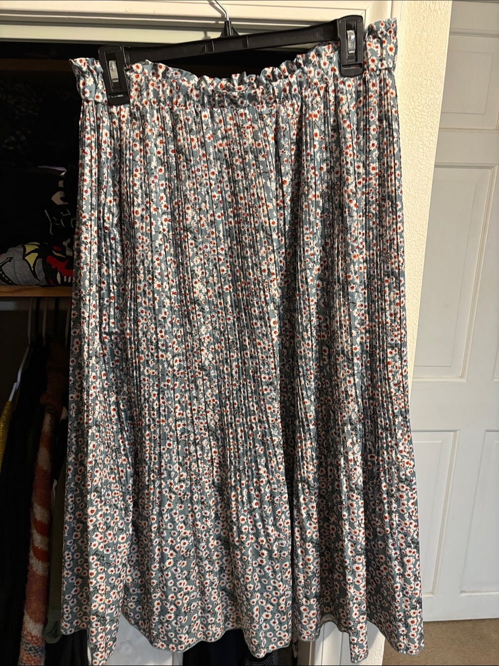Pleated Floral Midi Skirt in Teal and White